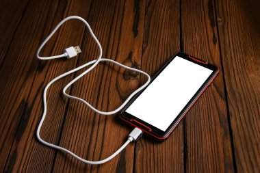 ahşap zemin üzerinde kablo ile telefon