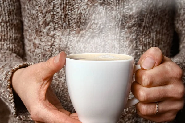 Mãos femininas e café — Fotografia de Stock