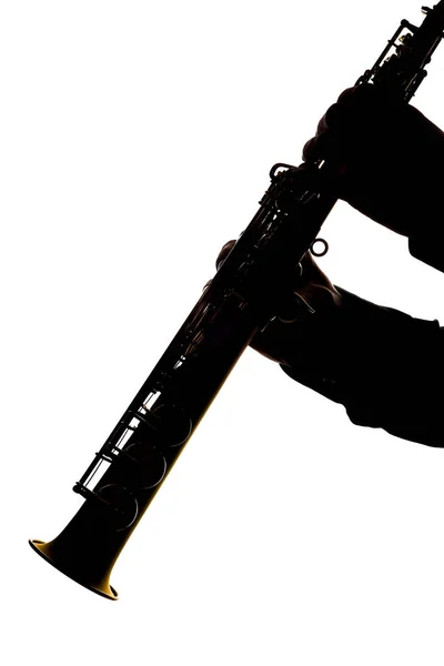 Saxafon sur fond blanc dans les mains d'un musicien silhouette — Photo