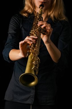 Siyah arka planda soprano saksafon