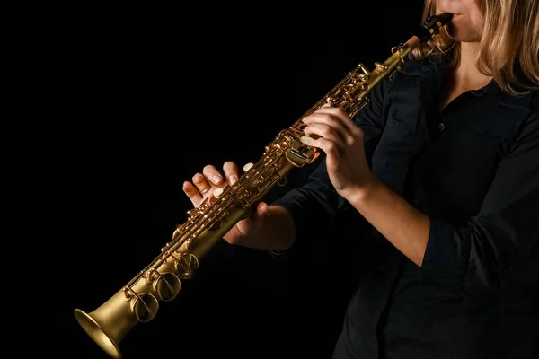 Soprán saxofon v rukou na černém pozadí — Stock fotografie