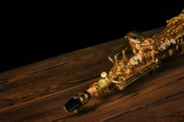 Soprán saxofon na černém pozadí — Stock fotografie