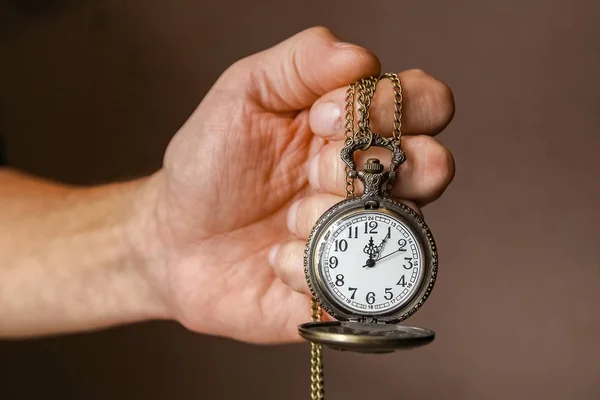 Un reloj de bolsillo en las manos de un hombre — Foto de Stock