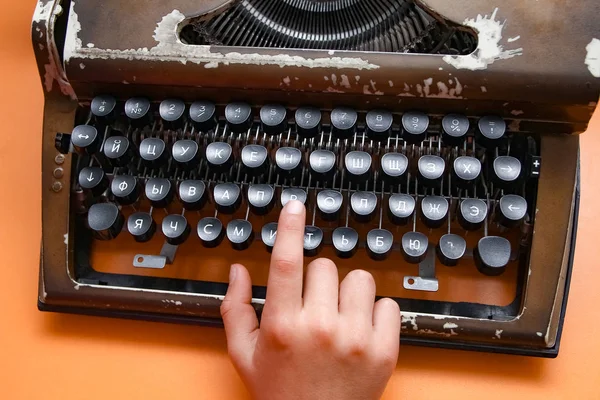 Starý psací stroj se starožitnými rukami — Stock fotografie