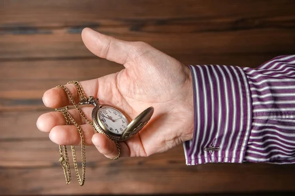 Ett fickur i händerna på en man — Stockfoto