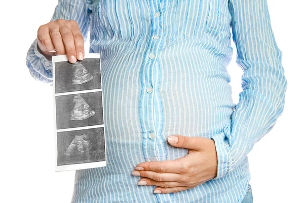 Lycklig gravid flicka ligger på vit bakgrund — Stockfoto