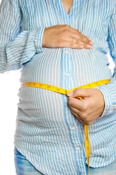 Glücklich schwangeres Mädchen liegt auf weißem Hintergrund — Stockfoto