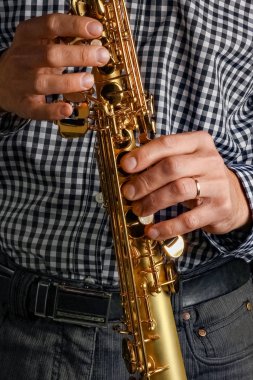 Siyah arka planda soprano saksafon