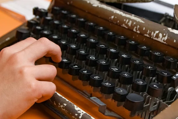 Una vieja máquina de escribir con manos antiguas —  Fotos de Stock