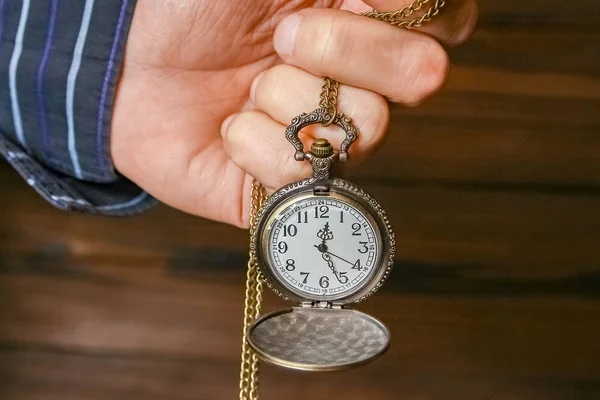 Um relógio de bolso nas mãos de um homem — Fotografia de Stock