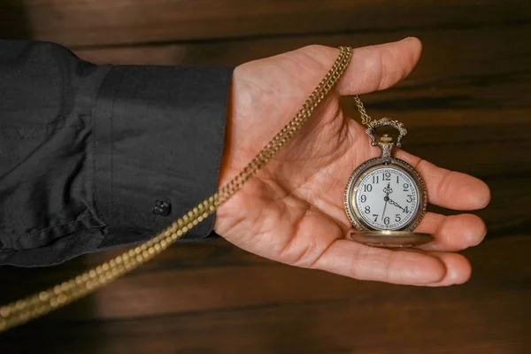 Ένα ρολόι τσέπης στα χέρια ενός άντρα — Φωτογραφία Αρχείου
