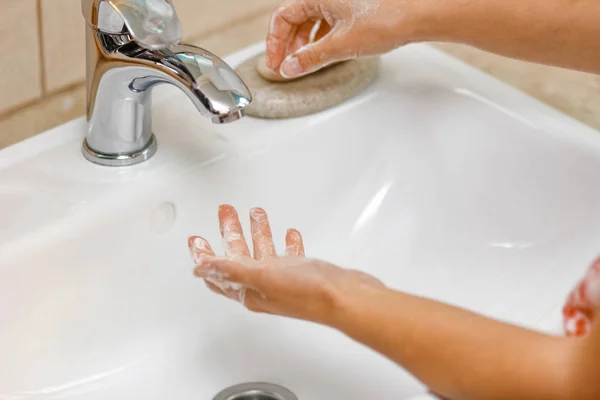 Hygiëne concept. Handen wassen met zeep onder de kraan met w — Stockfoto