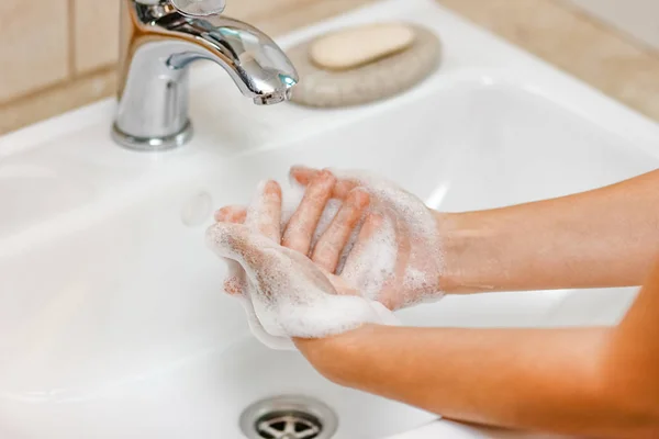 Понятие гигиены. Мытье рук с мылом под краном с w — стоковое фото