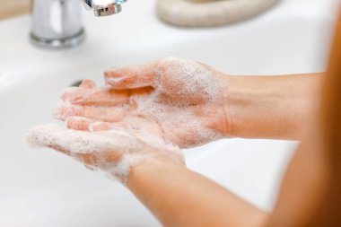 Hijyen konsepti. W ile musluk altında sabun ile yıkama