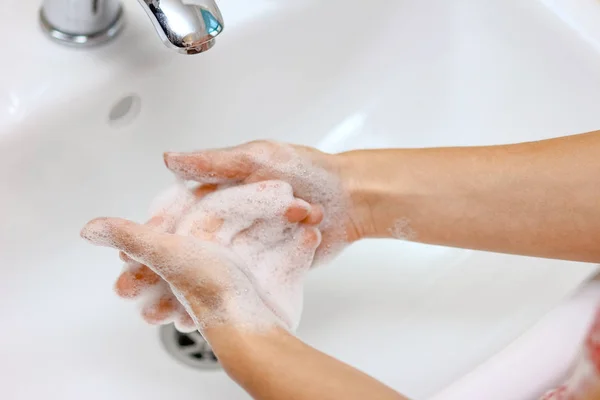 Понятие гигиены. Мытье рук с мылом под краном с w — стоковое фото
