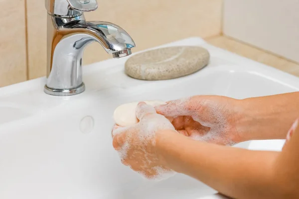 Hygienekonzept. Händewaschen mit Seife unter dem Wasserhahn mit — Stockfoto