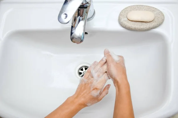 Conceito de higiene. lavar as mãos com sabão sob a torneira com w — Fotografia de Stock