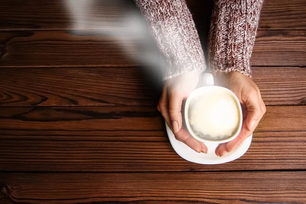 Vrouwelijke handen en koffie — Stockfoto