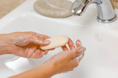 Hijyen konsepti. W ile musluk altında sabun ile yıkama