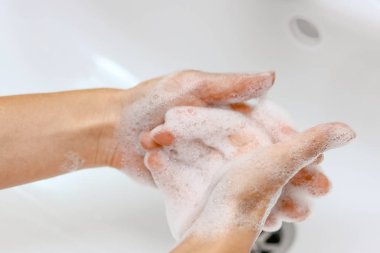 Hijyen konsepti. W ile musluk altında sabun ile yıkama