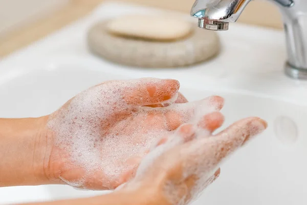 Концепція гігієни. Миття рук з милом під краном з w — стокове фото