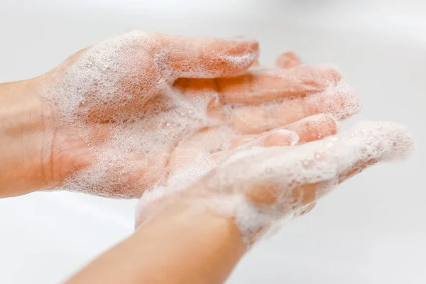 Conceito de higiene. lavar as mãos com sabão sob a torneira com w — Fotografia de Stock