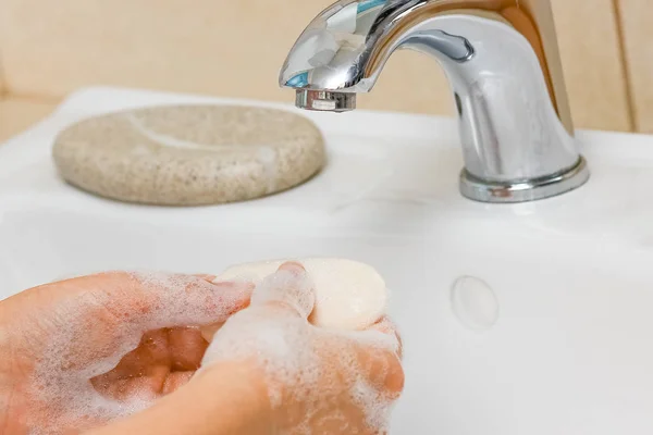 Hygien konceptet. Tvätta händerna med tvål under kranen med w — Stockfoto