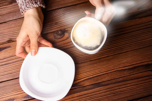 Женские руки и кофе — стоковое фото