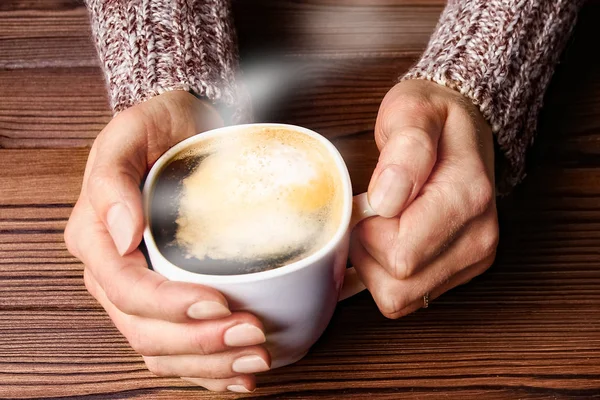 Ženské ruce a káva — Stock fotografie