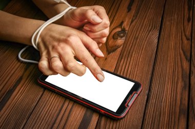 Telefon ahşap bir arka planda el bağımlılığı