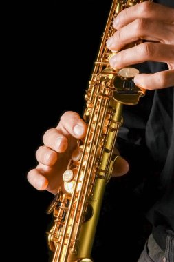 Siyah arka planda soprano saksafon