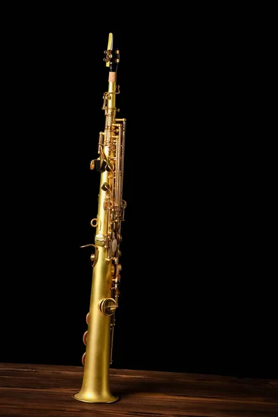 Soprano saxofone sobre fundo preto — Fotografia de Stock