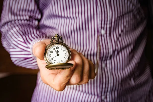 Um relógio de bolso nas mãos de um homem — Fotografia de Stock