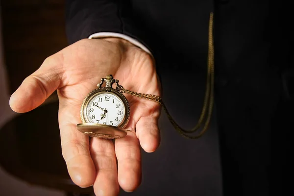 Une montre de poche dans les mains d'un homme — Photo