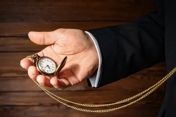 Un reloj de bolsillo en las manos de un hombre — Foto de Stock