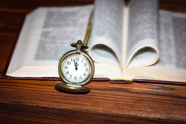 Zakhorloge met boek achtergrond — Stockfoto