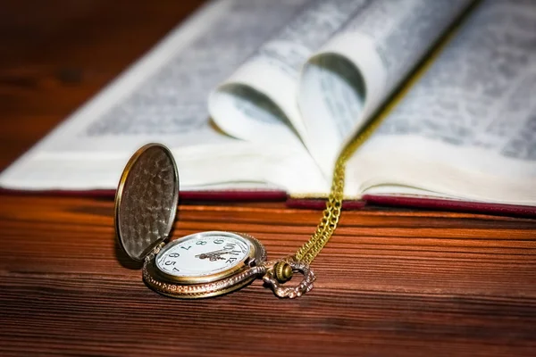 Zakhorloge met boek achtergrond — Stockfoto