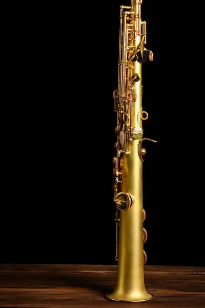 Sopraan saxofoon op zwarte achtergrond — Stockfoto