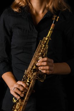 Siyah arka planda soprano saksafon