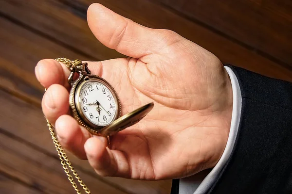 Un reloj de bolsillo en las manos de un hombre — Foto de Stock