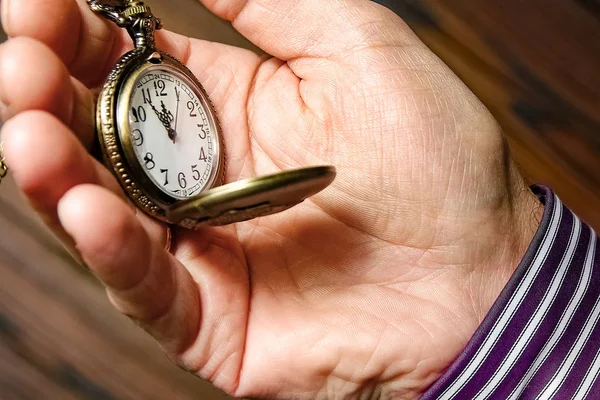 Кишеньковий годинник в руках чоловіка — стокове фото