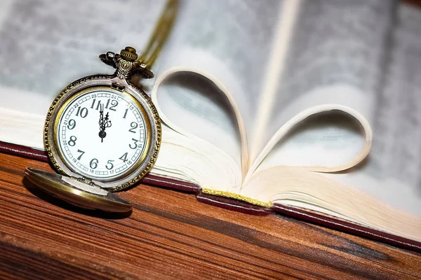 Zakhorloge met boek achtergrond — Stockfoto