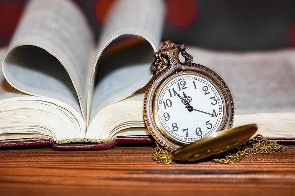 Zakhorloge met boek achtergrond — Stockfoto