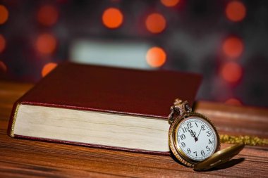 cep saati ve kitap arkaplanı