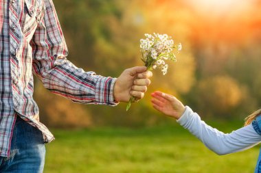 Parkta ebeveynlerin ve çocukların güzel elleri var.