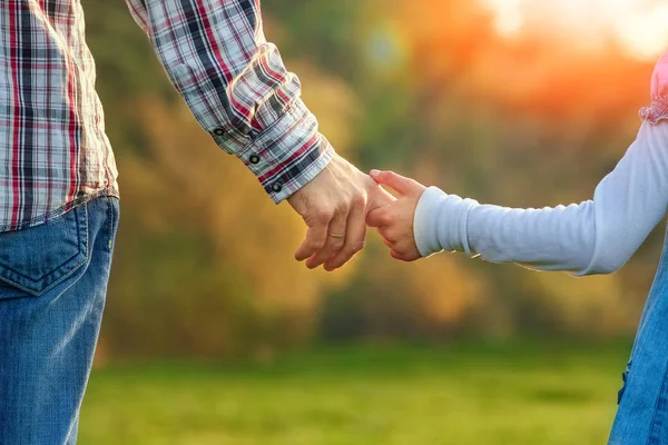 Krásné ruce rodiče a dítěte venku v parku — Stock fotografie