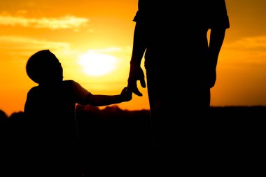 Mutlu bir baba ve parkta bir çocuk açık havada siluet