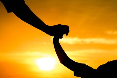 Mutlu bir baba ve parkta bir çocuk açık havada siluet