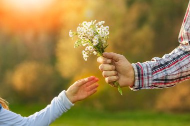 Parkta ebeveynlerin ve çocukların güzel elleri var.