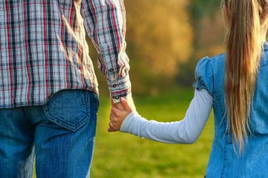 Parkta ebeveynlerin ve çocukların güzel elleri var.